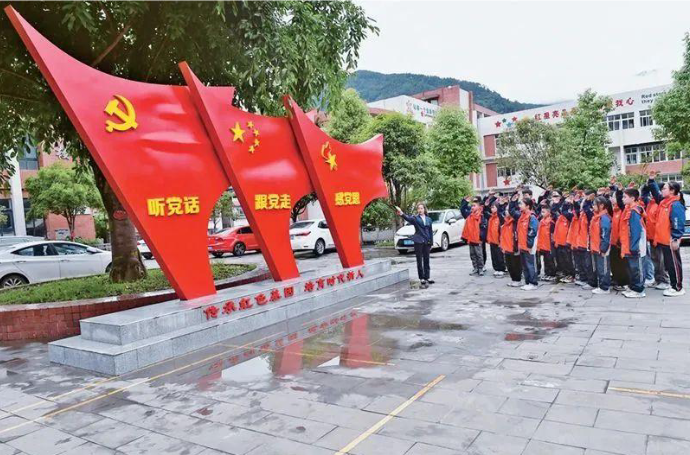 教育部党组书记、部长怀进鹏《求是》撰文：厚植爱国情怀 培育时代新人